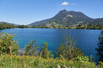 Blick über den Ortwanger See bei Sonthofen auf den Grünten im Sommer