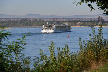 Flusskreuzfahrtschiff auf dem Rhein im Herbst