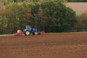 Obraz premium Traktor bei der Getreideaussaat