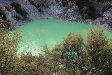 Wai-O-Tapu Thermalwunderland - Roto Karikitea Krater / Wai-O-Tapu Thermal Wonderland - Roto Karikitea Crater /