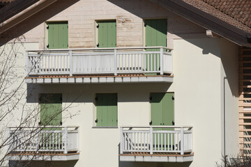 casa facciata esterna balcone poggioli infissi serramenti 