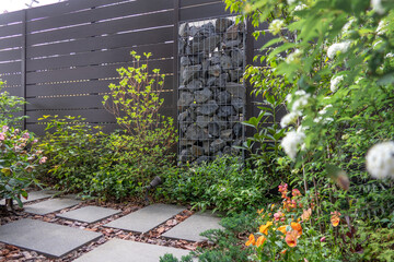 ガビオン（蛇籠）のある小さな部屋　spring small garden with gabion
