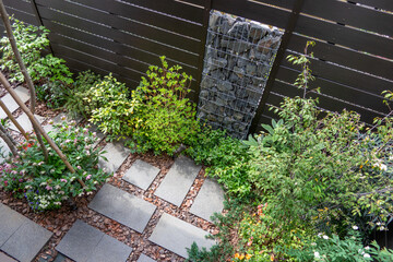 ガビオン（蛇籠）のある小さな部屋　spring small garden with gabion