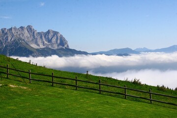 Blick über die Wolken auf den Wilden Kaiser in Tirol