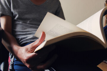 Obraz premium Hombre joven leyendo