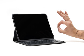 Tableta grande con teclado y una mano haciendo OK