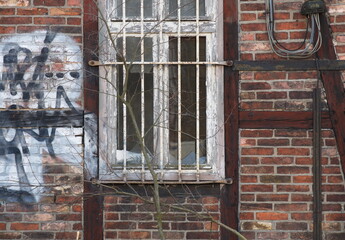 Fenster eines Abrissgebäudes