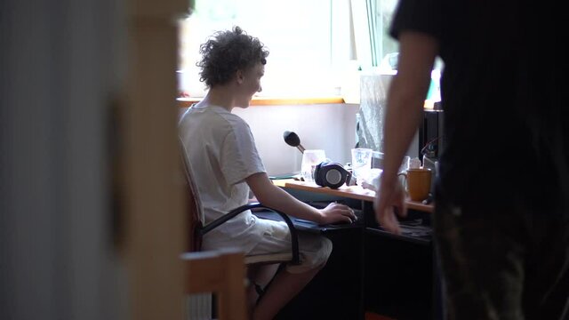 Father is dissatisfied with the behavior of his teenage son playing computer games. Psychological problems of upbringing adolescents
