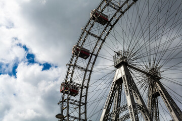 Obraz premium Ferris wheel in an amusement park.Blue sky. Copy space