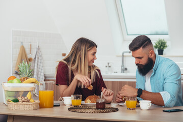 Obraz na płótnie Canvas Couple having breakfast at home