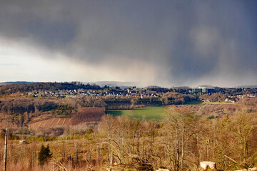 Fototapeta premium Lüdenscheid Blick auf Bierbaum und Kreiskrankenhaus bei Gewitter