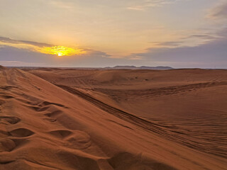 Deserto di Dubai al tramonto