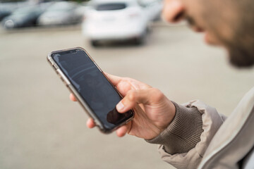 Chico joven guapo tatuado posando con looks de moda