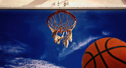 Canasta de baloncesto contra cielo azul