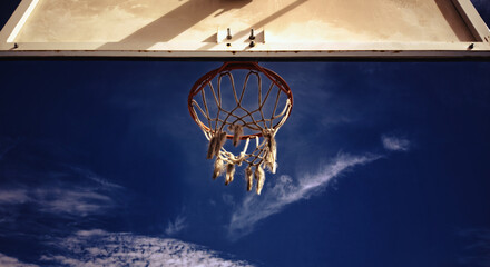Canasta de baloncesto contra cielo azul © Floren Horcajo