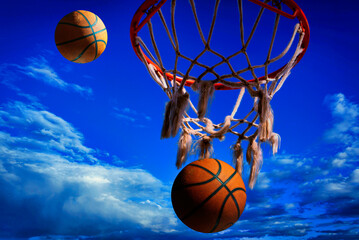 Canasta de baloncesto contra cielo azul