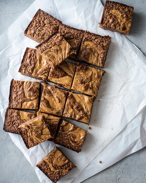 Deliciosos brownies reci&eacute;n salidos del horno listos para compartir