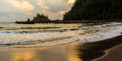 Obraz premium Sunset on Hana Bay, Hana Bay Beach Park,Hana, Maui, Hawaii, USA