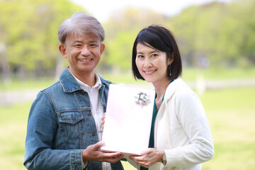 Fototapeta premium プレゼントを持つ夫婦