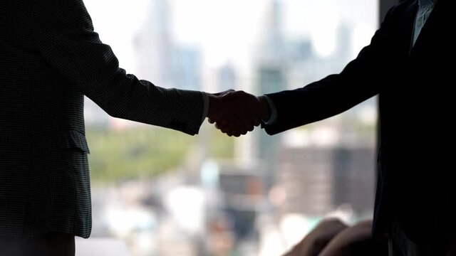 握手をするビジネスマン