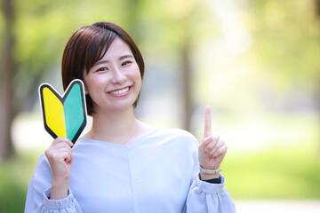 初心者マークを持つ女性社員