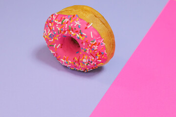 Donas donuts glaseadas color rosado con chispas o lluvia de colores 4