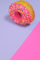 Donas donuts glaseadas color rosado con chispas o lluvia de colores 3