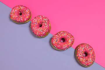 Donas donuts glaseadas color rosado con chispas o lluvia de colores 2