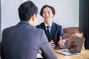 会議、打合せをする若い日本人ビジネスマン