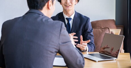 会議、打合せをする若い日本人ビジネスマン