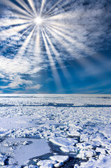 オホーツク海の流氷原に差し込む太陽光線 © san724