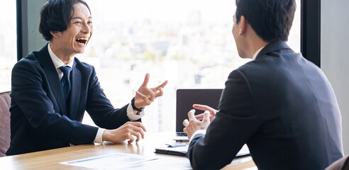 会議、打合せをする若い日本人ビジネスマン