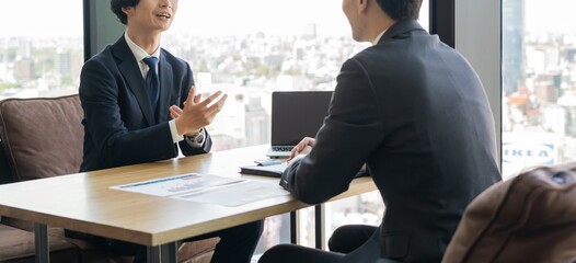 会議、打合せをする若い日本人ビジネスマン