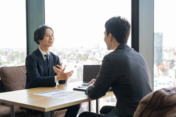 Fototapeta na wymiar 会議、打合せをする若い日本人ビジネスマン