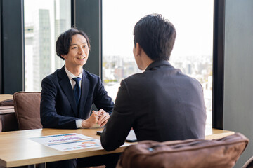 会議、打合せをする若い日本人ビジネスマン