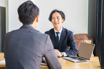 Fototapeta na wymiar 会議、打合せをする若い日本人ビジネスマン