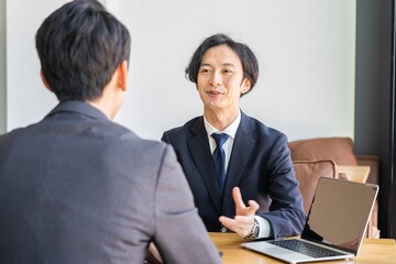 会議、打合せをする若い日本人ビジネスマン