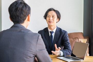 Fototapeta premium 会議、打合せをする若い日本人ビジネスマン