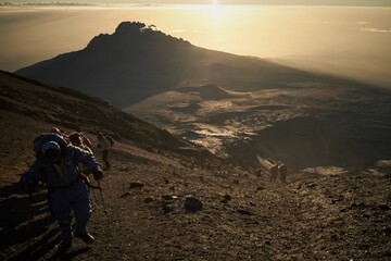 キリマンジャロ山頂からの夜明け