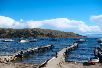 南米ペルーとボリビアを繋ぐ標高4000ｍの淡水湖チチカカ湖の船着場