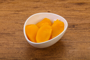 Sweet mango slices in syrop