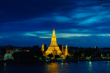 Fototapeta na wymiar Wat Arun Ratchawararam Ratchawaramahawihan Public Landmark in Bangkok in sunset time