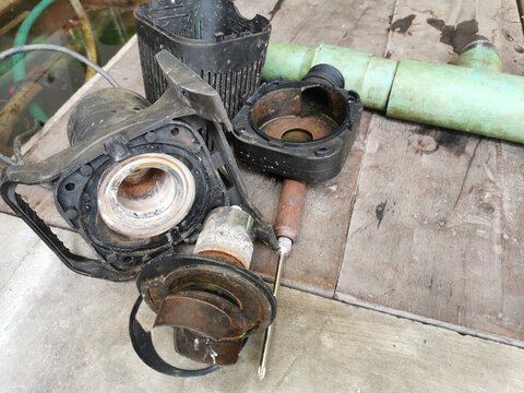 Remove the fish pond water pump for cleaning