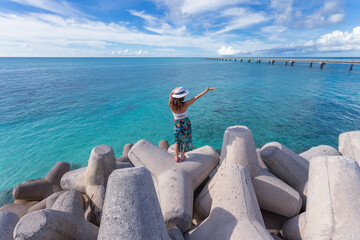 女子旅で人気の宮古島へ旅行しに来た女性