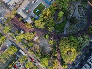 ドローンで空撮した春の町中の公園の風景