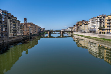 Fototapeta na wymiar Firenze, il fiume Arno, il Lungarno con il Ponte Santa Trinita