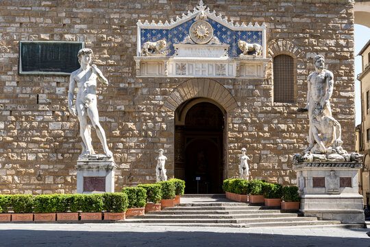 Firenze, l'ingresso di Palazzo Vecchio, sulla sinistra il David di Michelangelo e sulla destra l'Ercole e Caco di Baccio Bandinelli