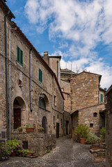 Fototapeta na wymiar Gasse in der Altstadt von Sorano in der Toskana in Italien 