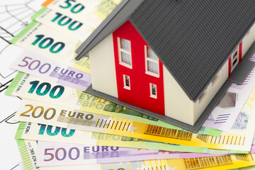 Modellhaus steht auf Euro Banknoten
