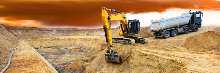 Bagger auf der Baustelle im Tiefbau